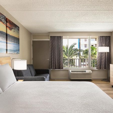 Days Inn By Wyndham Cocoa Beach Port Canaveral Dış mekan fotoğraf