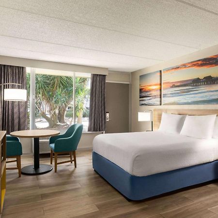 Days Inn By Wyndham Cocoa Beach Port Canaveral Dış mekan fotoğraf