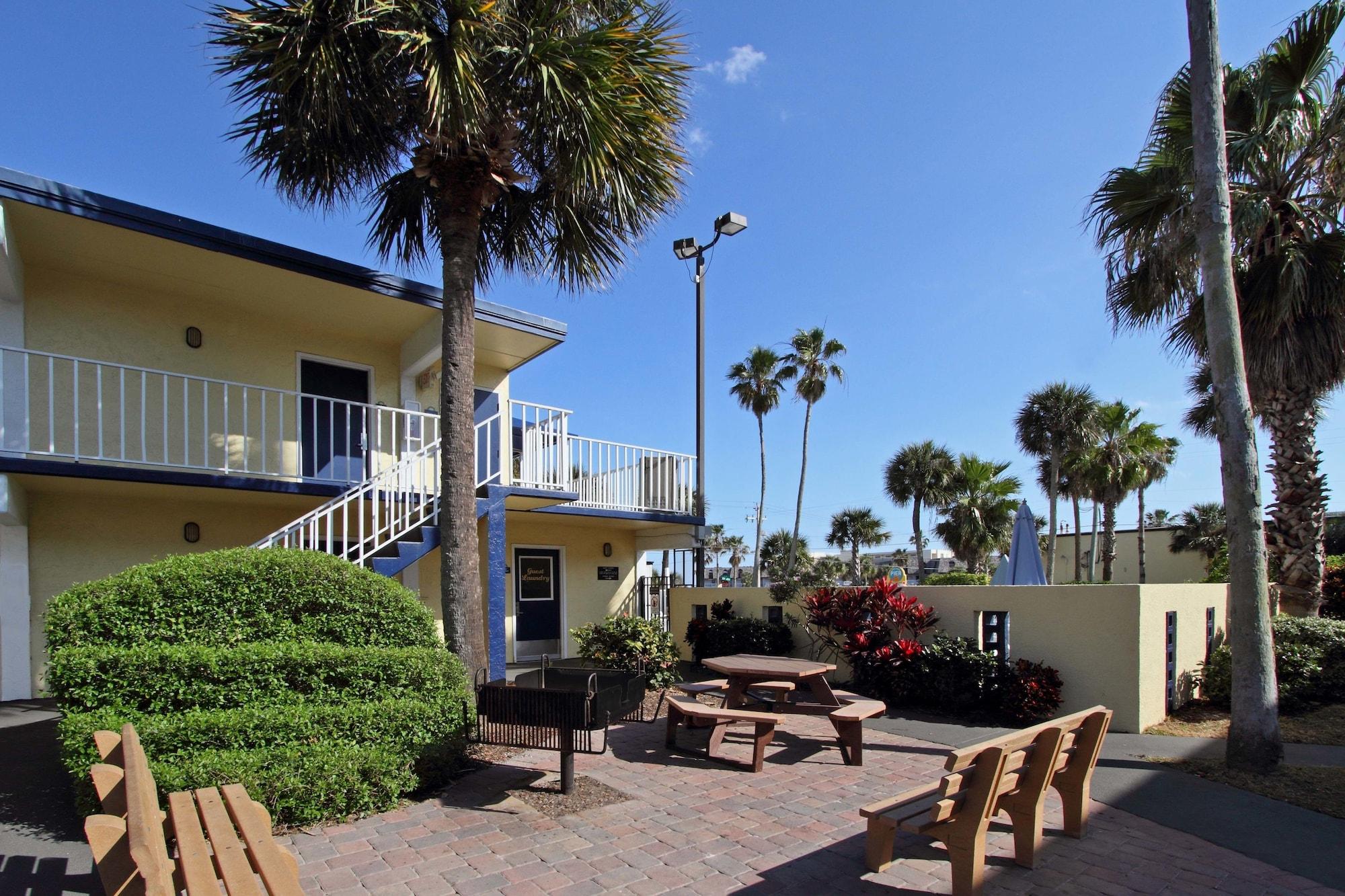 Days Inn By Wyndham Cocoa Beach Port Canaveral Dış mekan fotoğraf