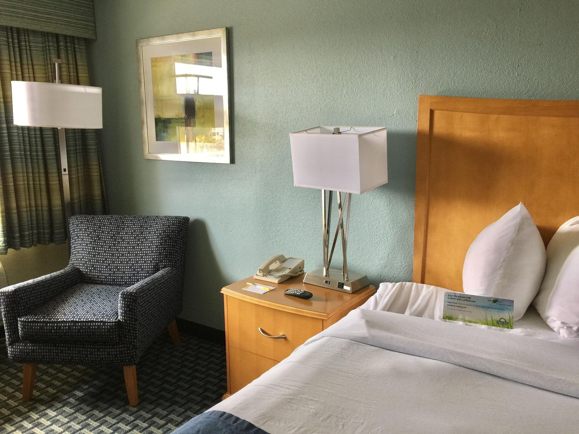 Days Inn By Wyndham Cocoa Beach Port Canaveral Dış mekan fotoğraf