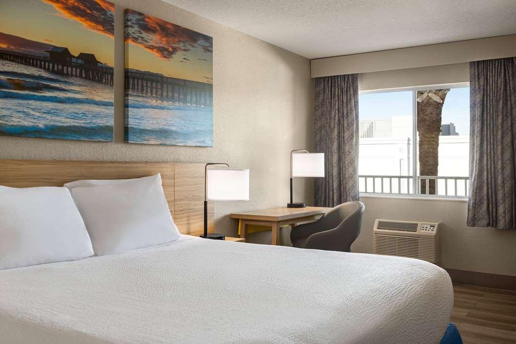 Days Inn By Wyndham Cocoa Beach Port Canaveral Oda fotoğraf