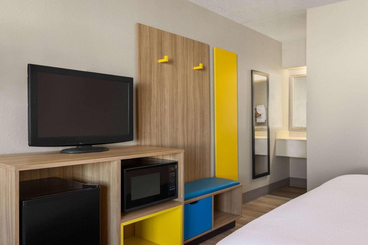 Days Inn By Wyndham Cocoa Beach Port Canaveral Dış mekan fotoğraf