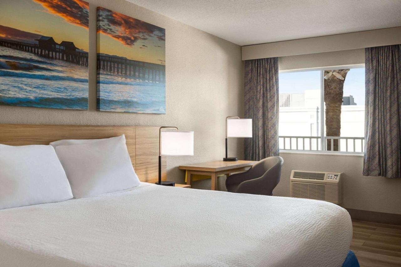Days Inn By Wyndham Cocoa Beach Port Canaveral Dış mekan fotoğraf