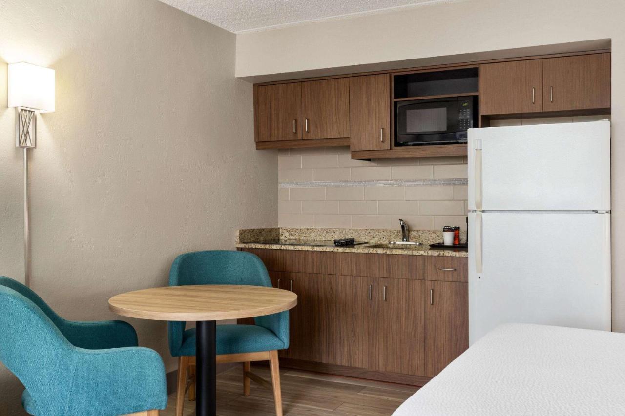 Days Inn By Wyndham Cocoa Beach Port Canaveral Dış mekan fotoğraf