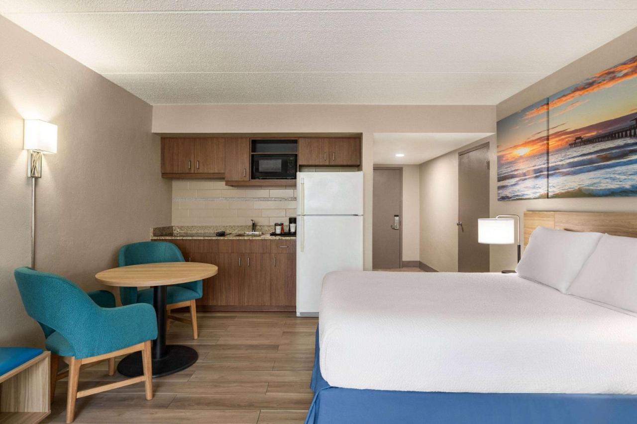 Days Inn By Wyndham Cocoa Beach Port Canaveral Dış mekan fotoğraf