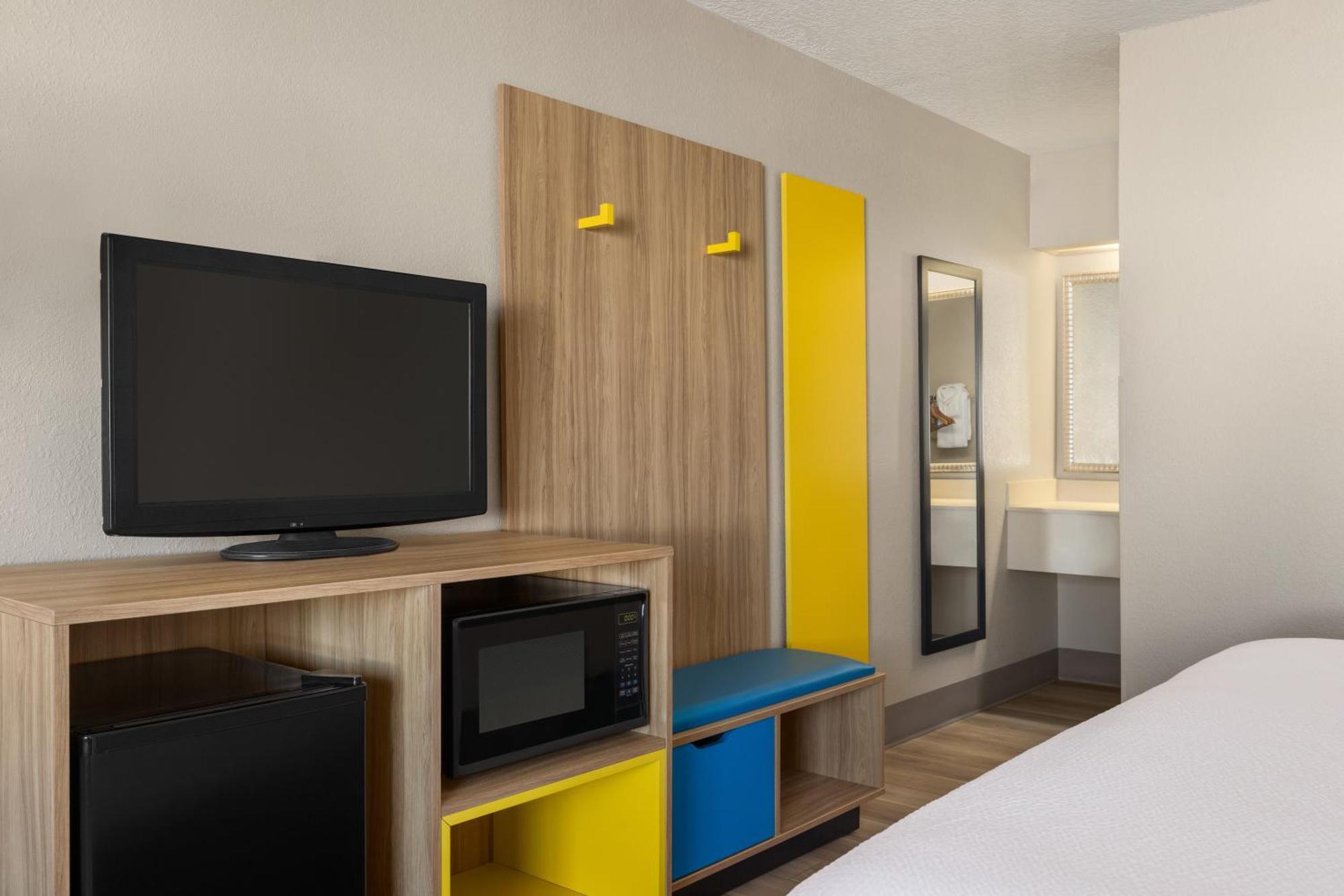 Days Inn By Wyndham Cocoa Beach Port Canaveral Dış mekan fotoğraf