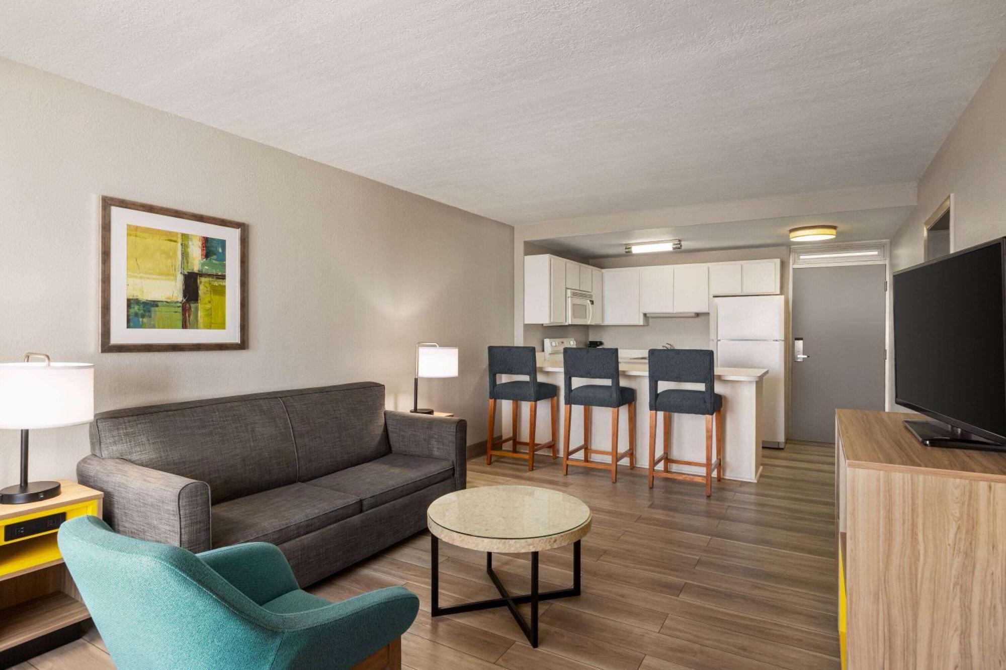 Days Inn By Wyndham Cocoa Beach Port Canaveral Dış mekan fotoğraf