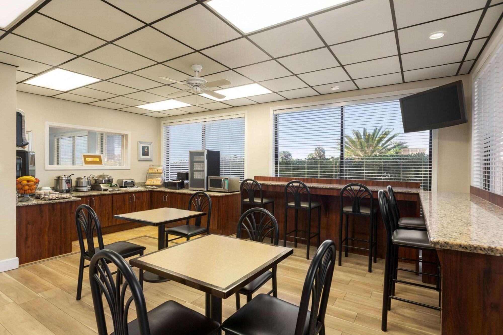 Days Inn By Wyndham Cocoa Beach Port Canaveral Dış mekan fotoğraf