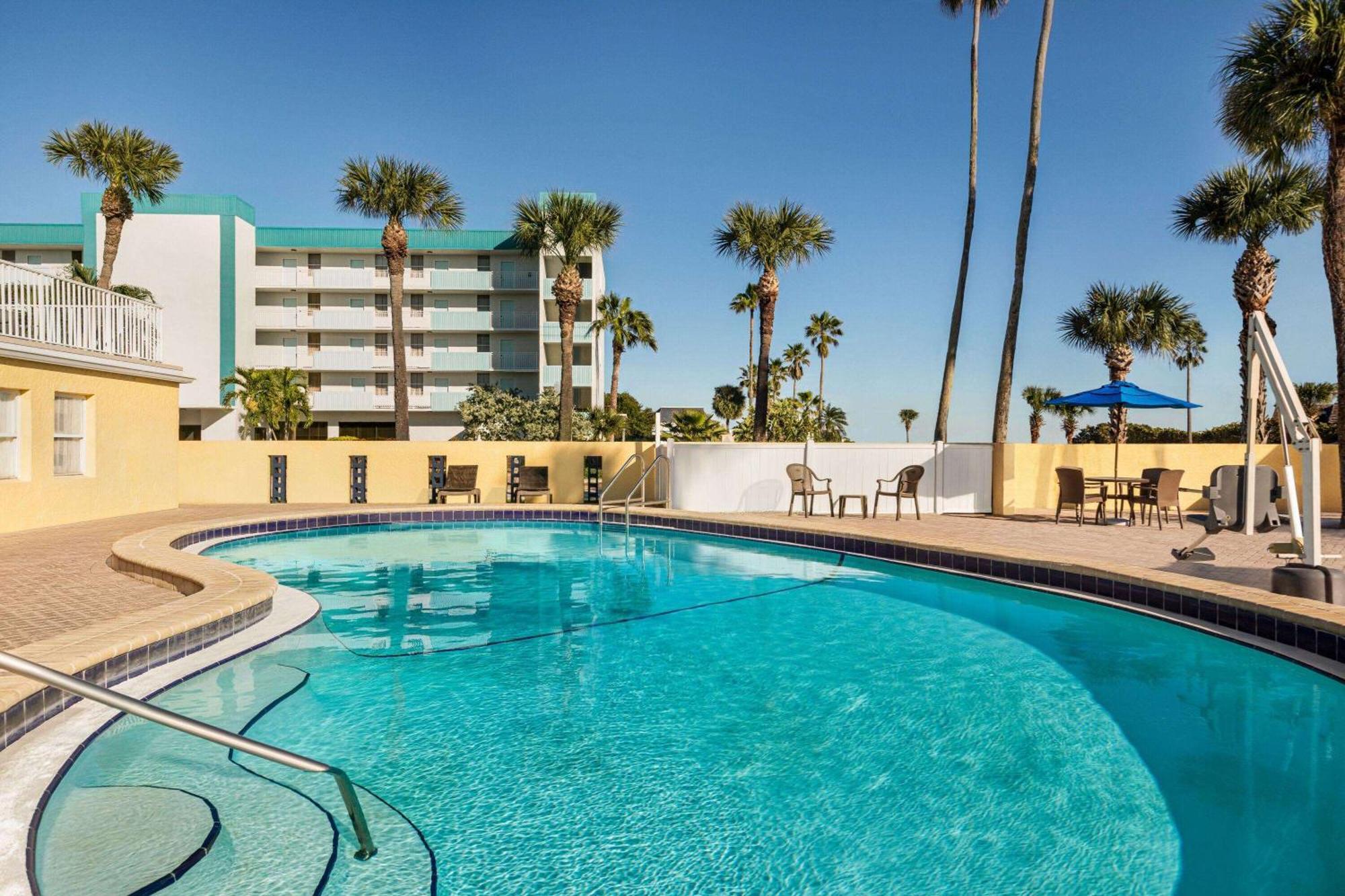 Days Inn By Wyndham Cocoa Beach Port Canaveral Dış mekan fotoğraf