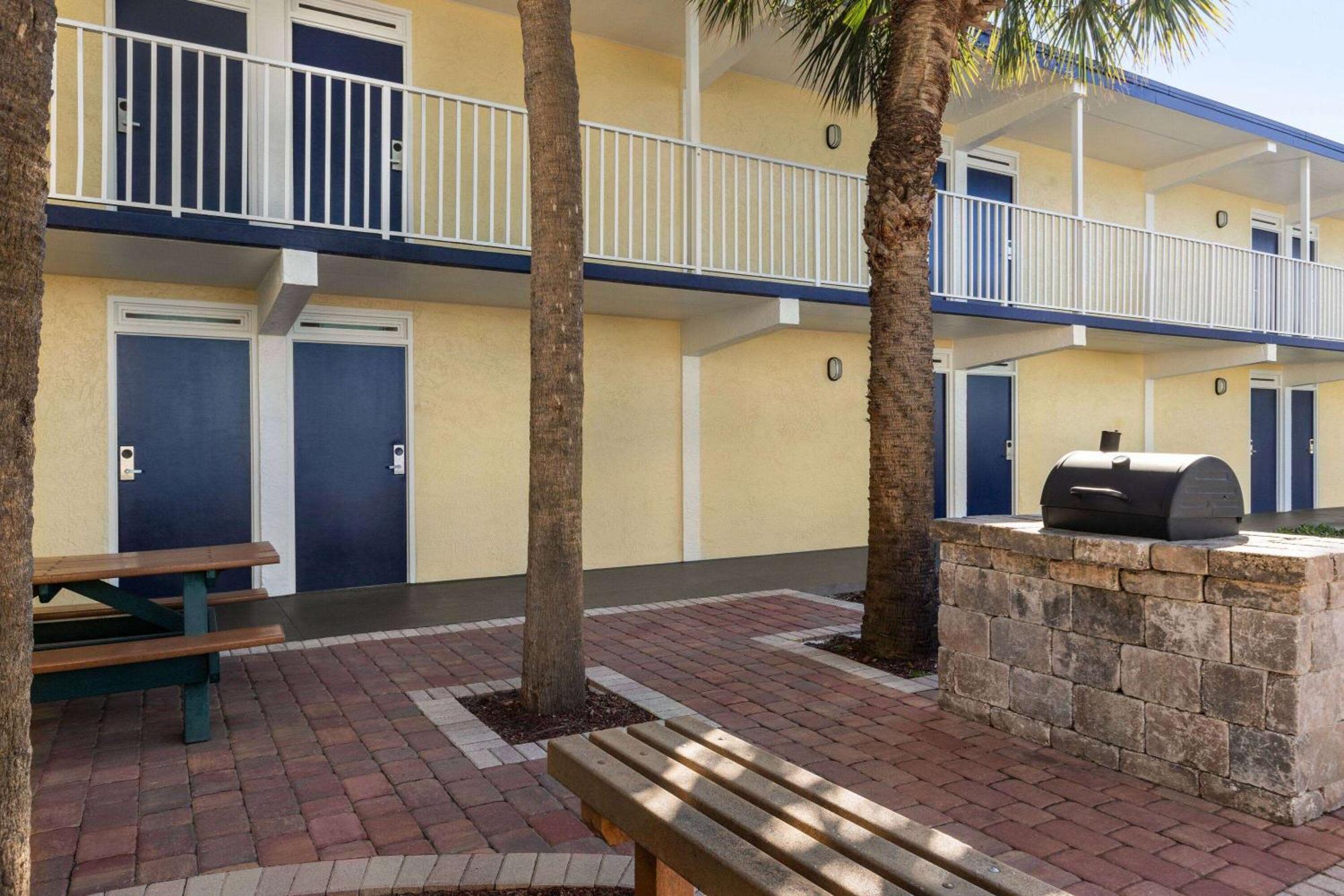 Days Inn By Wyndham Cocoa Beach Port Canaveral Dış mekan fotoğraf