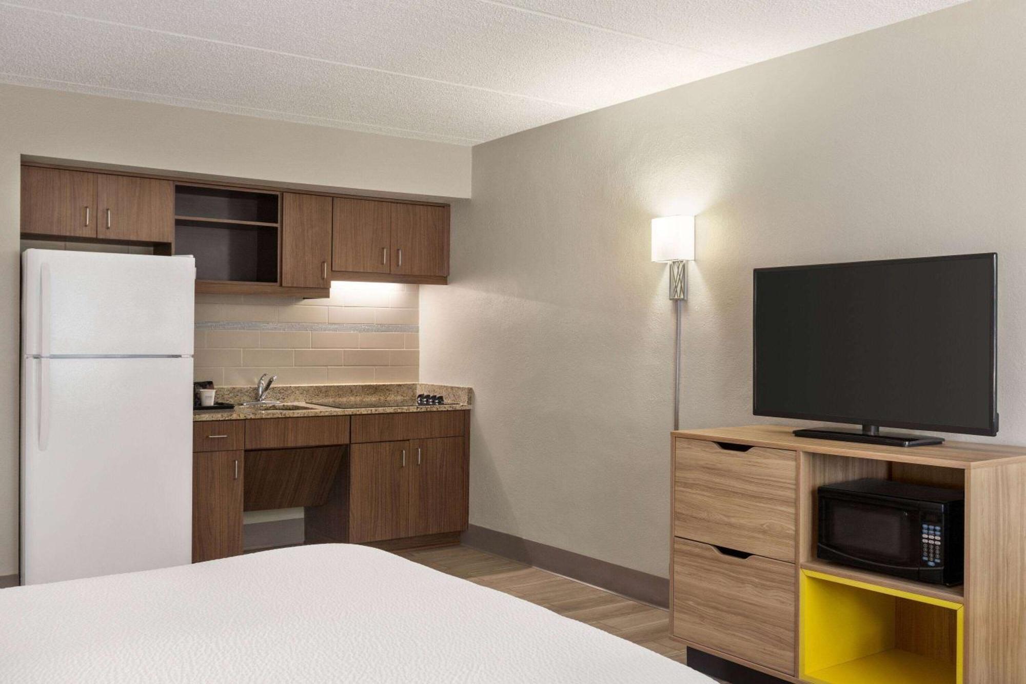 Days Inn By Wyndham Cocoa Beach Port Canaveral Dış mekan fotoğraf